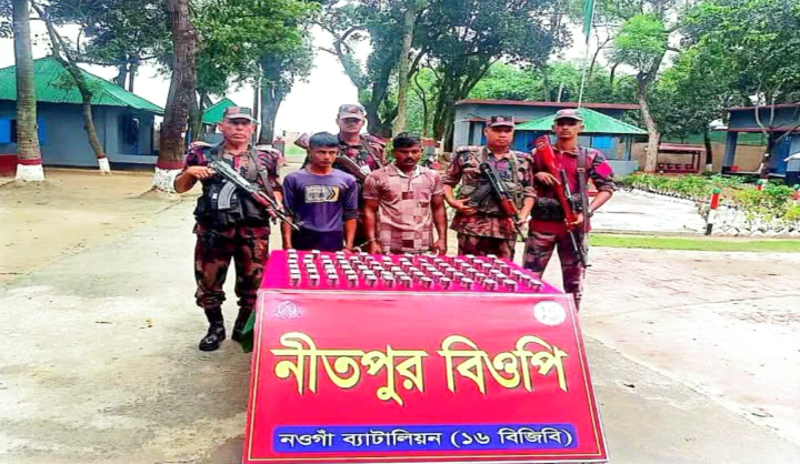 নওগাঁ সিমান্তে ১৬ বিজিবি কর্তৃক ৭,৪৫০ পিস ট্যাপেন্টাডল ট্যাবলেটসহ দুই জন চোরাকারবারি আটক