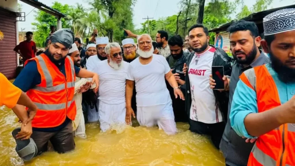 বন্যাকবলিত চট্টগ্রামে জামায়াত আমির, দুর্গতদের মধ্যে ত্রাণ বিতরণ