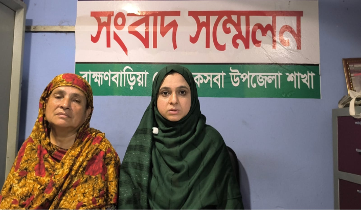 ব্যাংক কর্মকর্তা ছেলের বিরুদ্ধে প্রতারণা ও ভরণপোষণ না দেওয়ার অভিযোগ, বৃদ্ধ মায়ের সংবাদ সম্মেলন