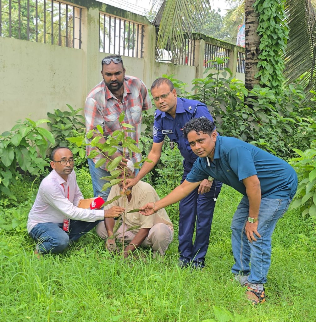 পাবনার সাঁথিয়ায় বৃক্ষরোপণ কর্মসূচি অনুষ্ঠিত
