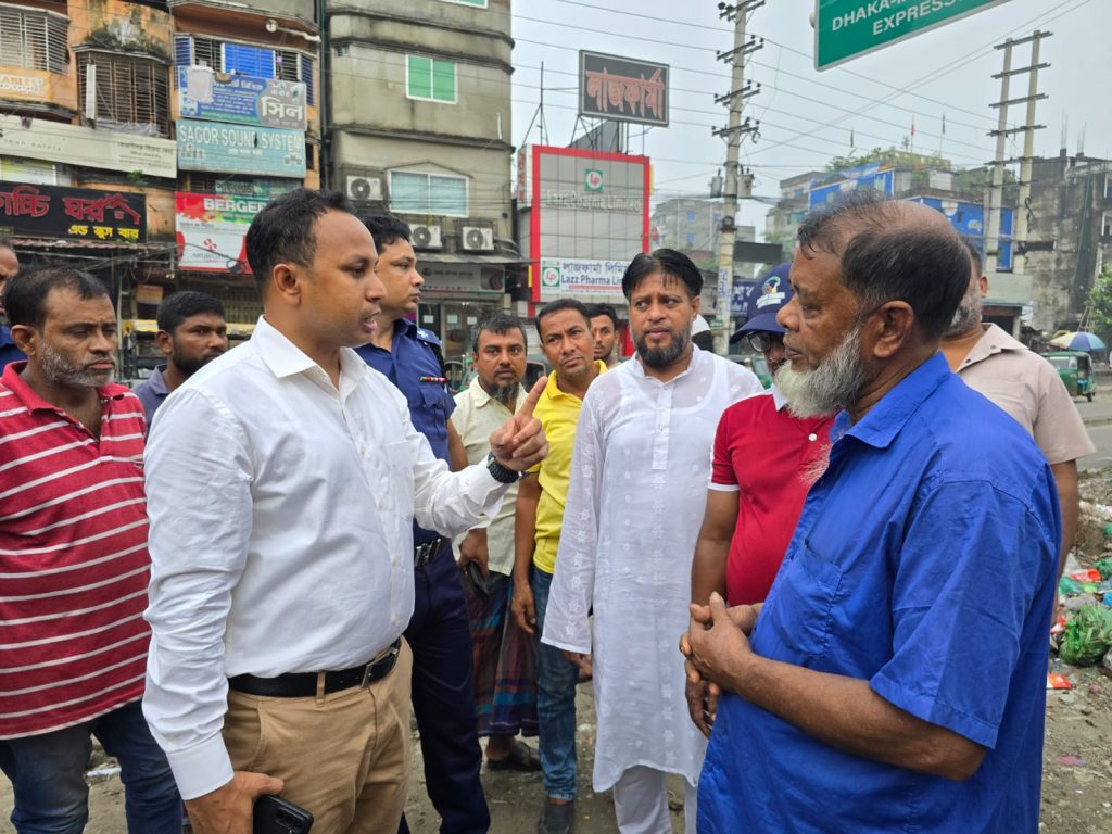 রাস্তায় ময়লা ফেলায় ব্যক্তিকে স্তুপকৃত ময়লা নিজ ব্যয়ে পরিষ্কারের নির্দেশ