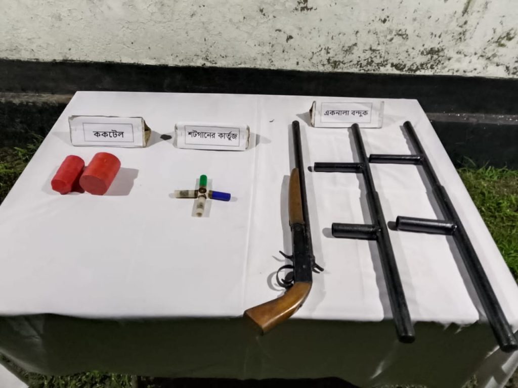 নরসিংদীতে র্যাবের অভিযানে একনলা বন্দুক, পাইপগান, ককটেল ও পুলিশের শটগানের কার্তুজ উদ্ধার।